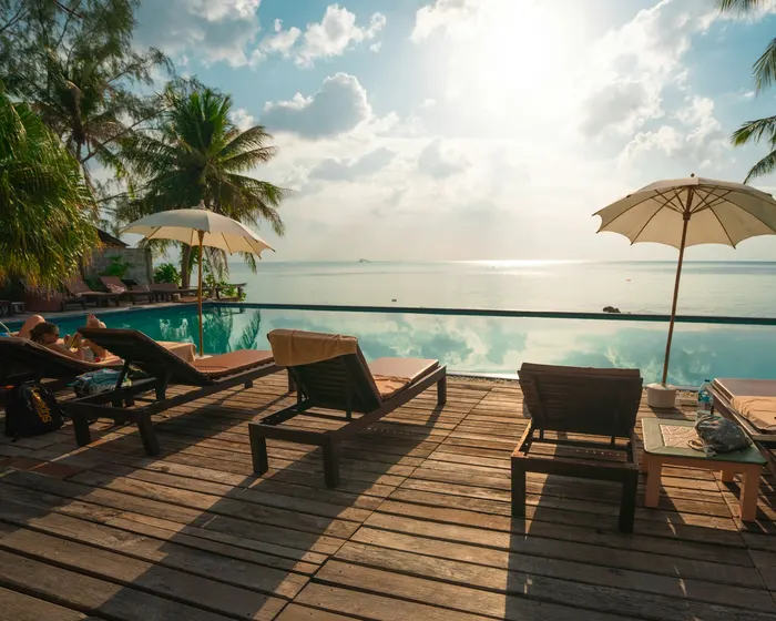 Готель Aqua Hotel, шезлонги біля моря