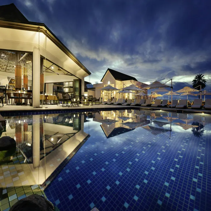 Готель Sun Island Resort, басейн увечері
