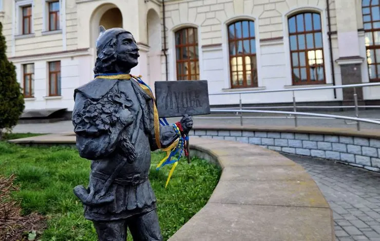 Скульптура в історичному центрі Луцька